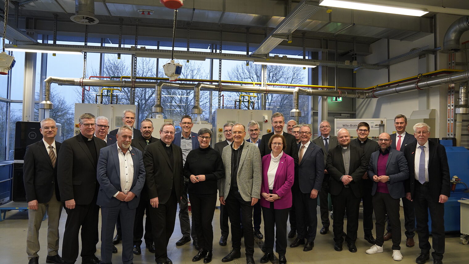 Kirchen und Handwerkskammern in Hessen trafen sich zu einem Austausch und besuchten das Berufsbildungs- und Technologiezentrum (BTZ) Wiesbaden II „Robert-Werner-Haus“ der Handwerkskammer Wiesbaden.