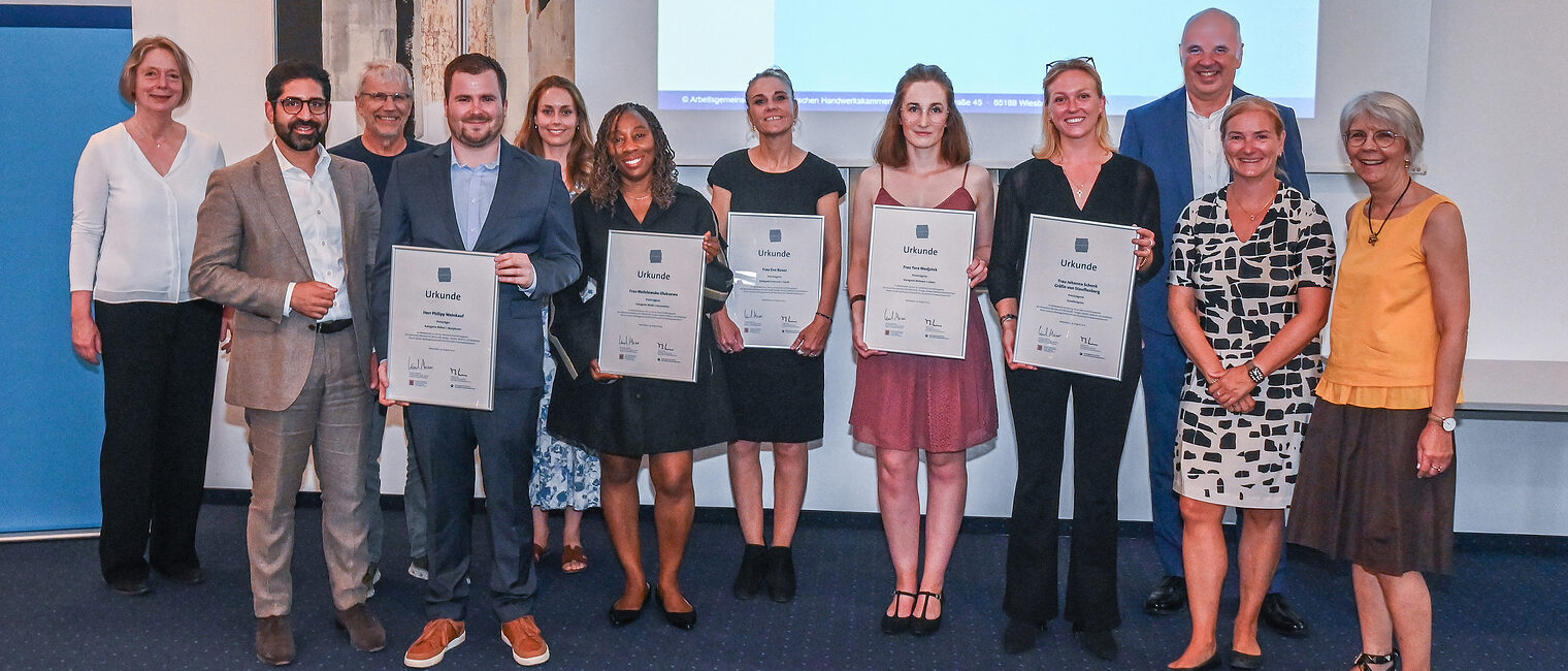 Gruppenbild der Preisträger und beteiligten des Gestaltungspreises